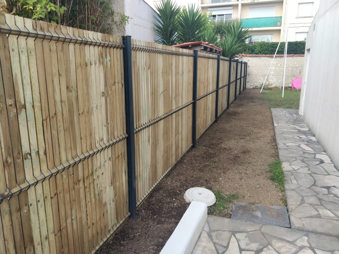 cloture avec lames de bois